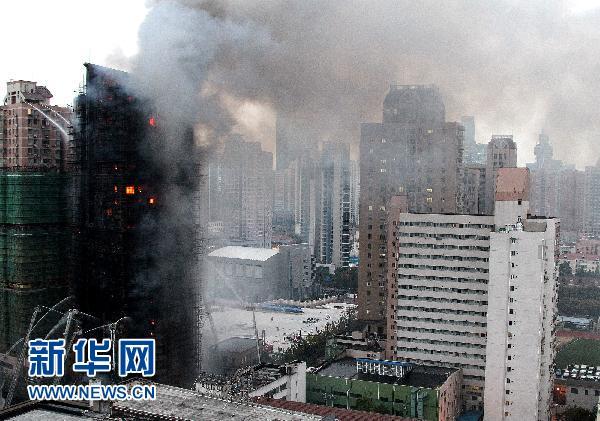 上海胶州路高层民宅大火被基本扑灭 消防员进楼搜救