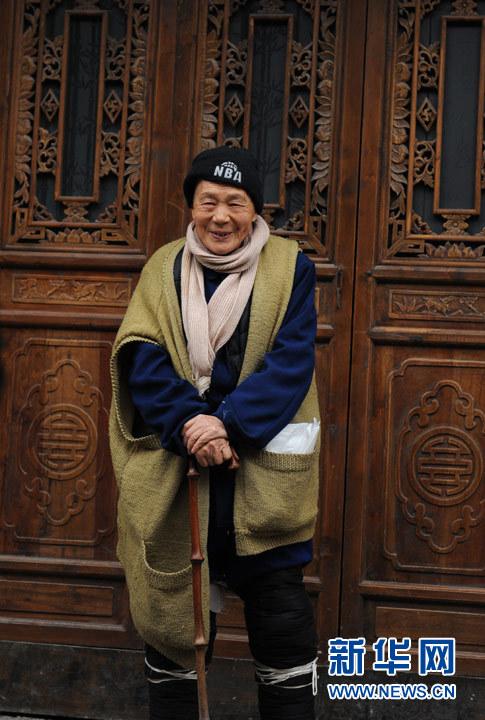 水磨镇一位老人安详的享受时光.新华网 翟子赫 摄