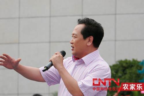 高音歌唱家 刘君侠现场观众唱红歌幸福一家人更多精彩节目敬请关注