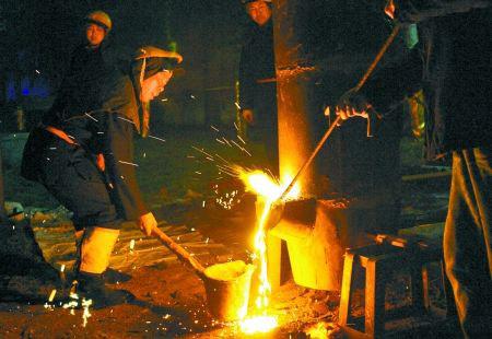 艺术台 民间美术       晚7时许,熔炉里的废铁已熔化成一千七八百摄氏