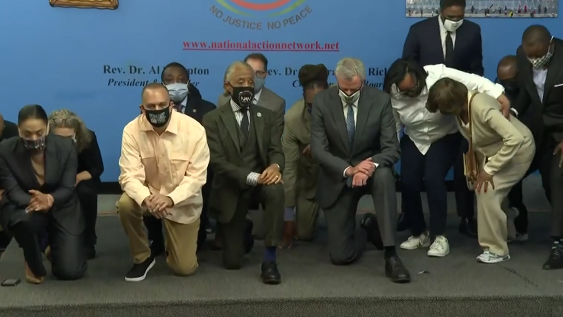 纽约市长下跪9分29秒 纪念弗洛伊德去世一周年