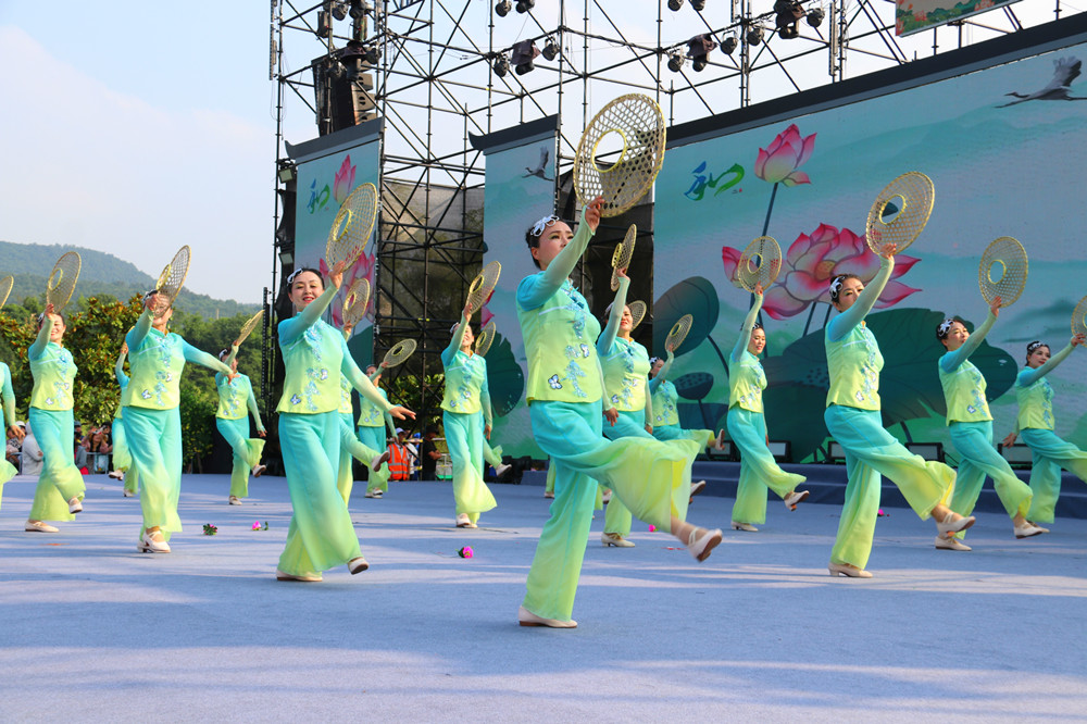 安徽和县善厚镇:夏季村晚 湖畔飞歌