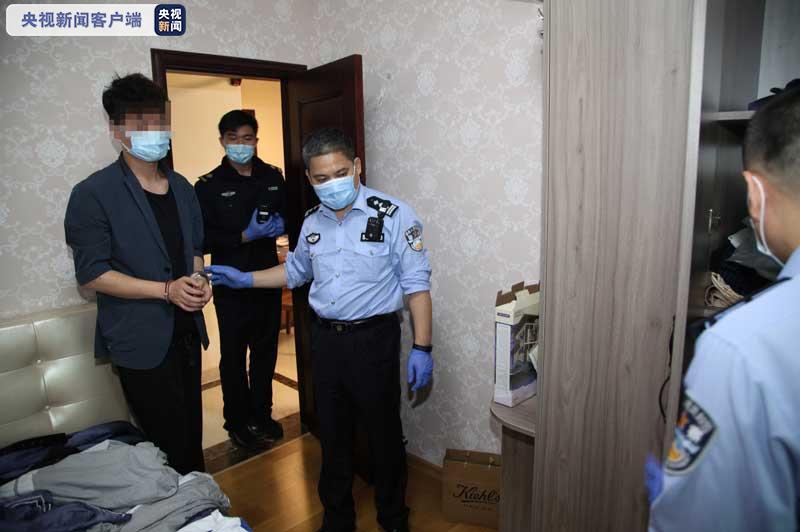 海关缉私警察依法对涉案嫌疑人住所开展搜查