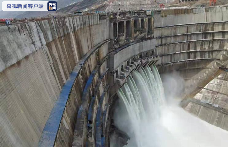 按照自下而上的顺序,坝身分三层布置有6个导流底孔,7个泄洪深孔和6个