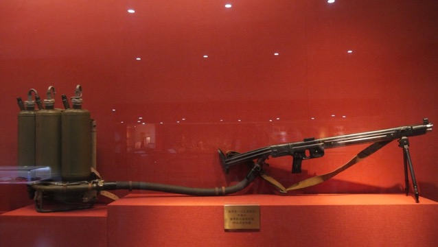 我军在一江山岛战役作战中使用的火焰喷射器(王爽拍摄)