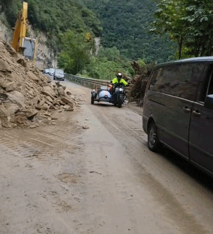 受连续降雨影响国道211陕西旬阳段发生山体滑塌目前已抢通便道