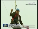 庆祝首金 伦敦市长玩飞索遇险