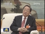 俞正声亲切看望参加两会报道的新闻工作者