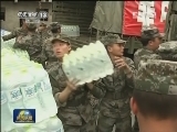 救灾部队紧急组织空地力量向灾区运送群众急需生活物资