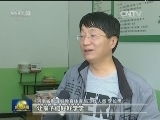 老人三年攒万元 购买图书赠学校