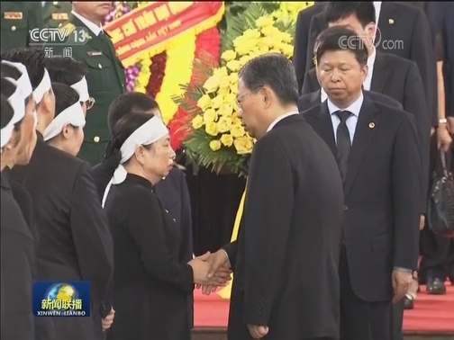 受习近平委托 赵乐际在河内吊唁越南国家主席陈大光