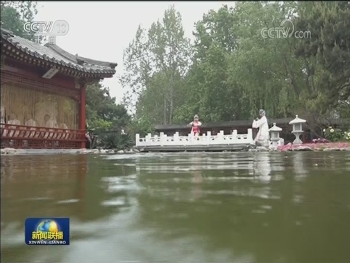 习近平会见泰国总理