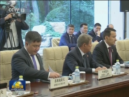 李克强会见哈萨克斯坦总统