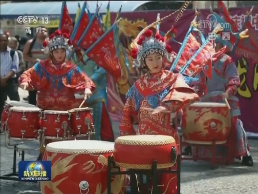 巴西侨界举行快闪活动迎新中国国庆