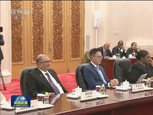 李克强会见苏里南总统
