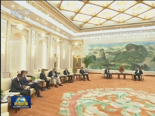 习近平会见世界卫生组织总干事