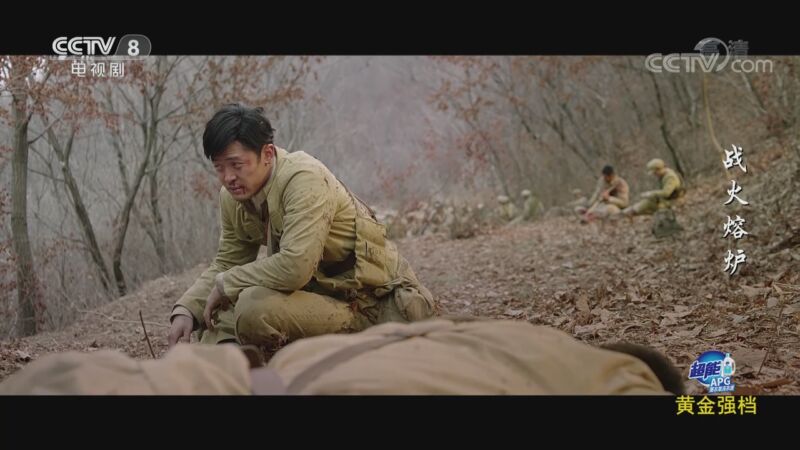 《战火熔炉》没有工具只能用手抠出子弹 陈天放痛晕过去