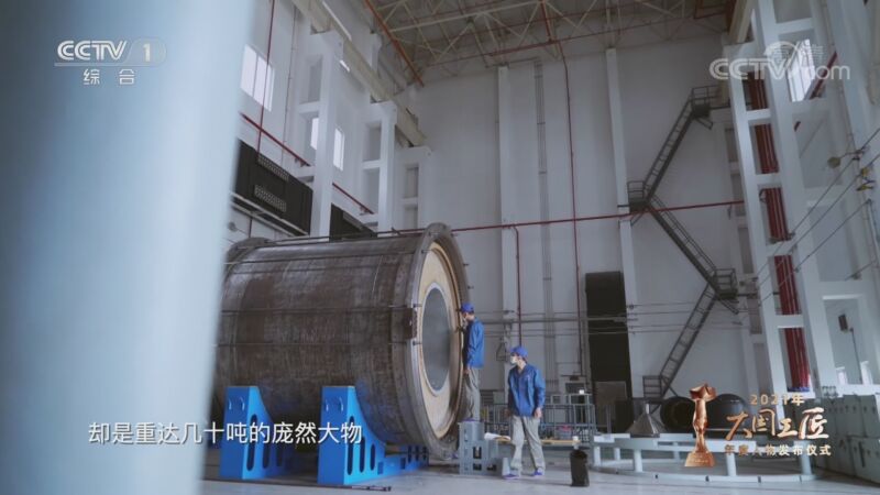 火药雕刻师徐立平徒手雕琢炸药一次次行走于生死边缘