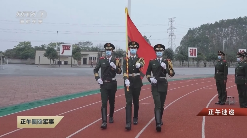 [正午国防军事]正午速递 武警重庆总队新兵团举行2022年秋季新兵授衔仪