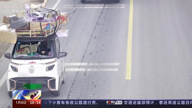 [新闻直播间]关注出行安全 车辆上路 货物装载要规范