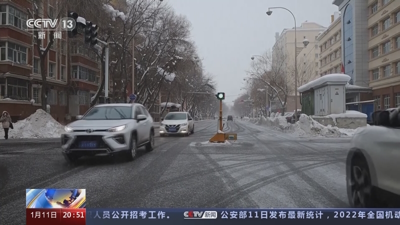 [东方时空]寒潮来袭 新疆北部降雪持续 阿勒泰出现降雪天气 采取措施保障出行