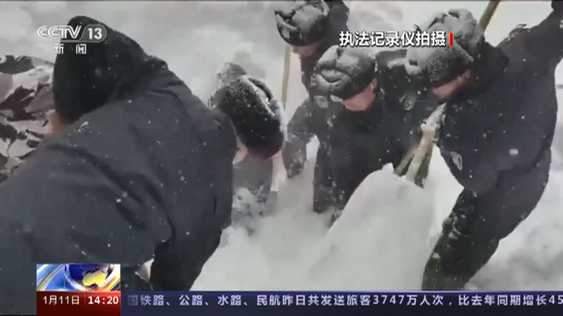 [新闻直播间]寒潮来袭 新疆北部降雪持续 突发雪崩致一人被埋雪中 民警紧急救援