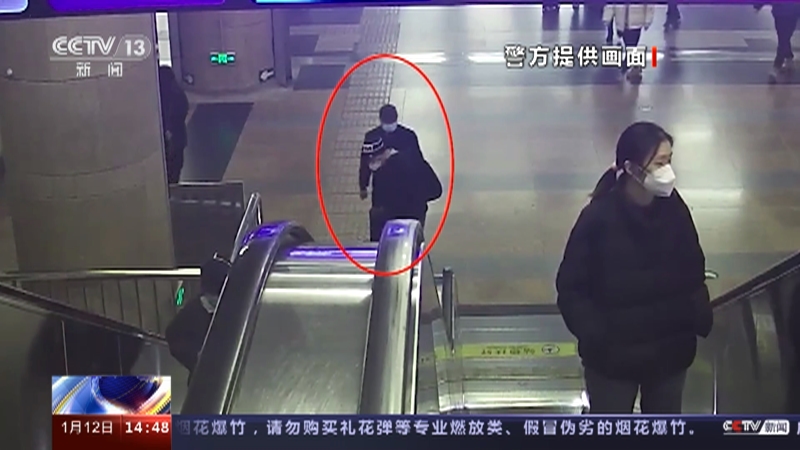 [新闻直播间]北京 关注春运乘车 男子偷窃拒不承认 视频还原真相