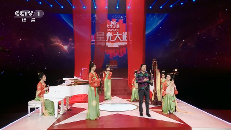 [星光大道]选手与卞留念即兴演奏《爱你》