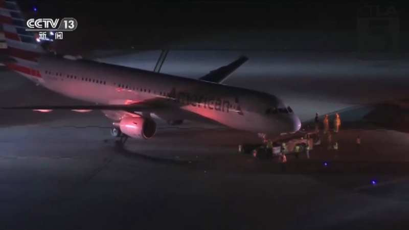 [朝闻天下]美国 洛杉矶机场发生客机与巴士碰撞事故