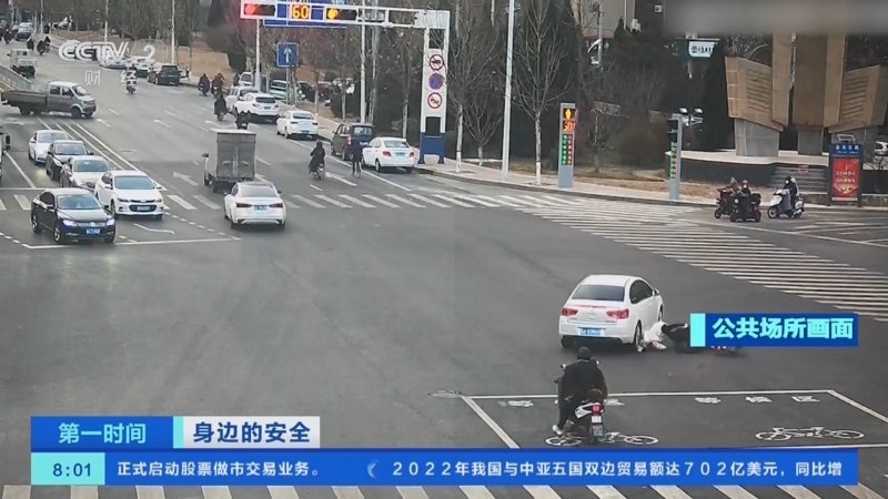 [第一时间]身边的安全 湖南怀化：驾驶员看手机误闯红灯 引发两车相撞