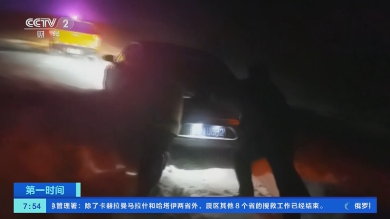 [第一时间]内蒙古乌兰察布：降雪致车辆人员被困 交警紧急救援