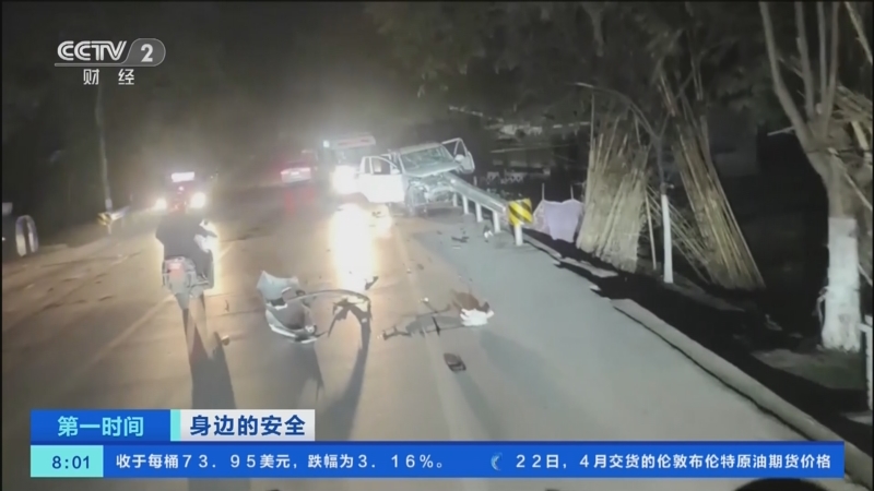 [第一时间]身边的安全 重庆大足：公路护栏穿进车内 消防员争分夺秒救援被困人员