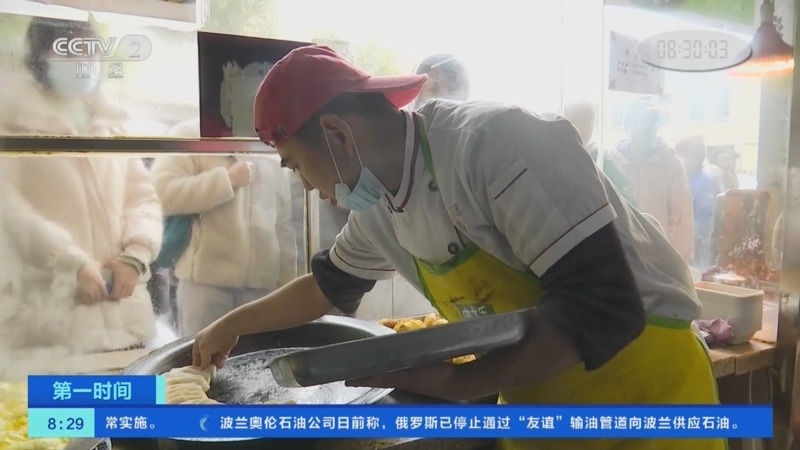 [第一时间]江苏南京：食客排长队 餐饮业恢复热闹景象