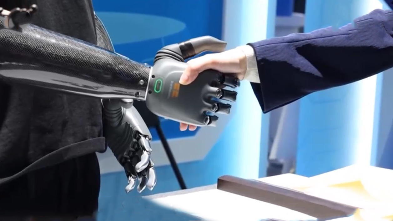 第二届全球数字贸易博览会 智能仿生手显神通