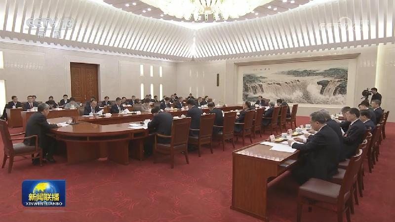 十四届全国人大二次会议主席团常务主席第一次会议举行