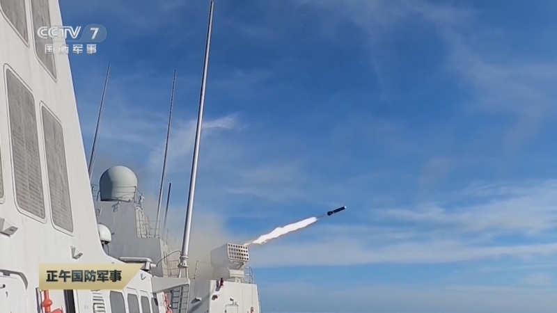 [正午国防军事]南海某海域 延安舰等多型舰艇编队协同防空训练