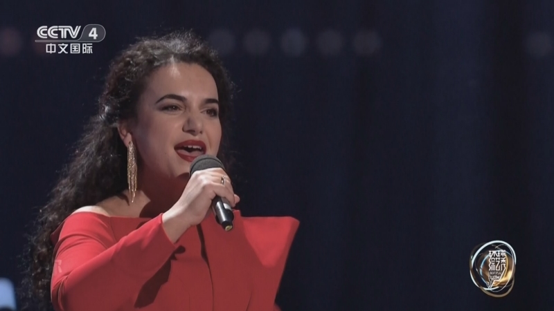 [环球综艺秀]意大利歌手西莫娜演唱歌曲《我的太阳》