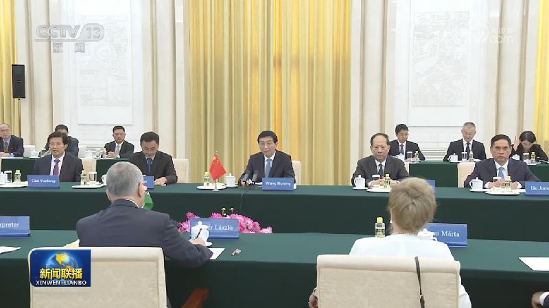 王沪宁会见匈牙利国会主席