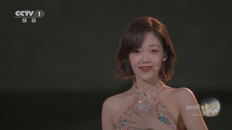 《半个月亮爬上来》 演唱:希林娜依·高 王子异