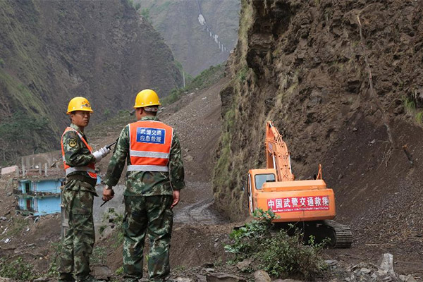 中国武警交通救援大队赴尼抢通中尼公路纪实