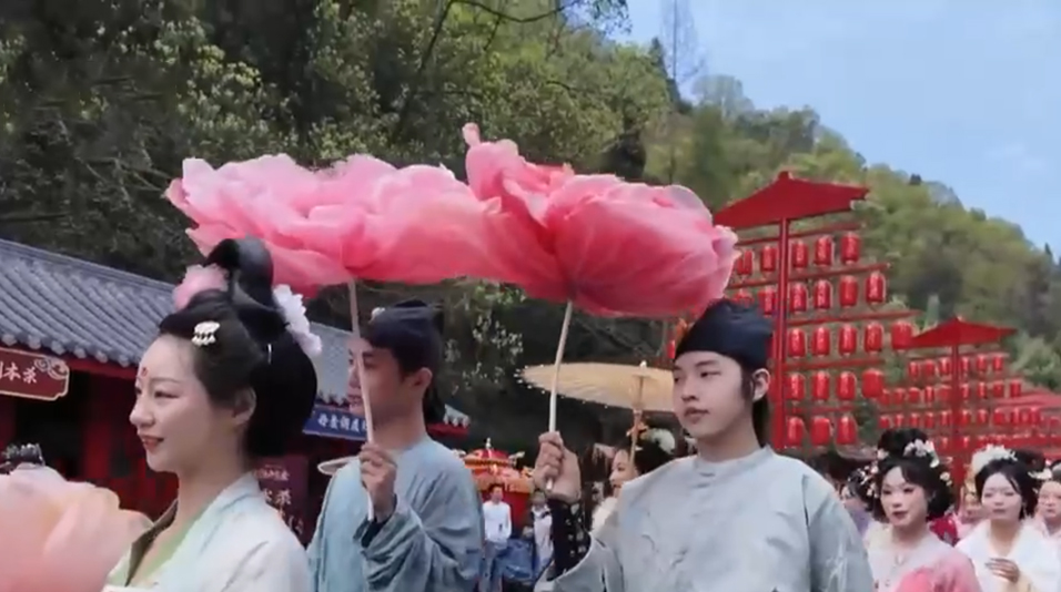 踏青出游热情带动“赏花经济”升温