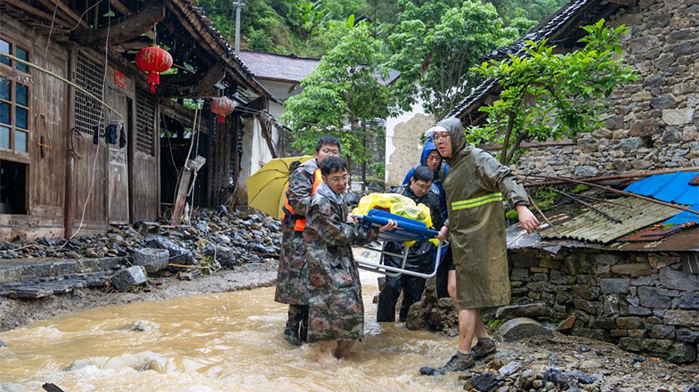 我国南方多地“筑牢”强降雨安全防线 全力