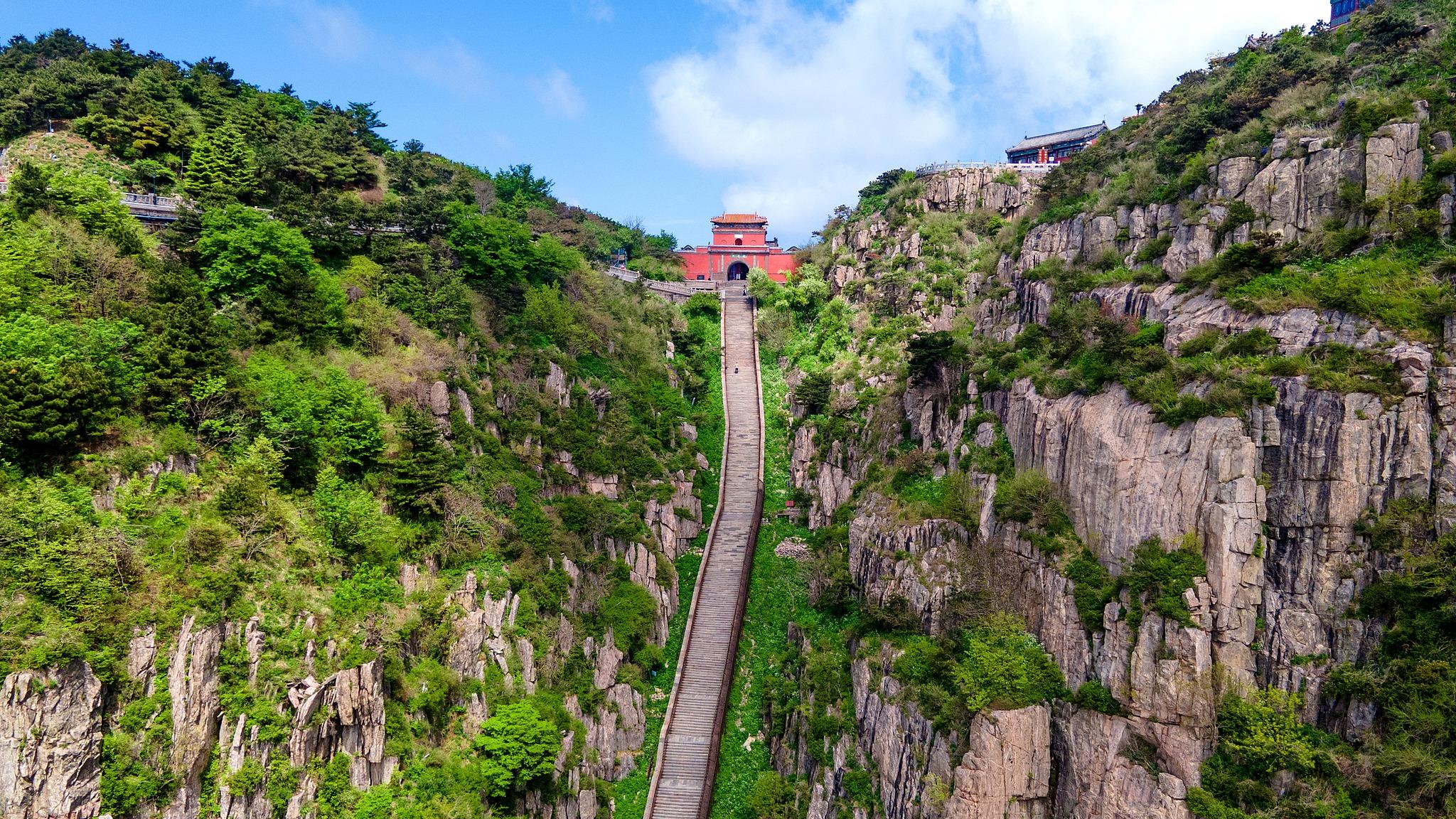 泰山景区回应修建刀片隔离铁丝网：与游览路