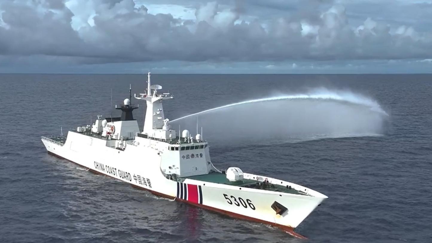 中国海警在黄岩岛海域常态化巡航执法