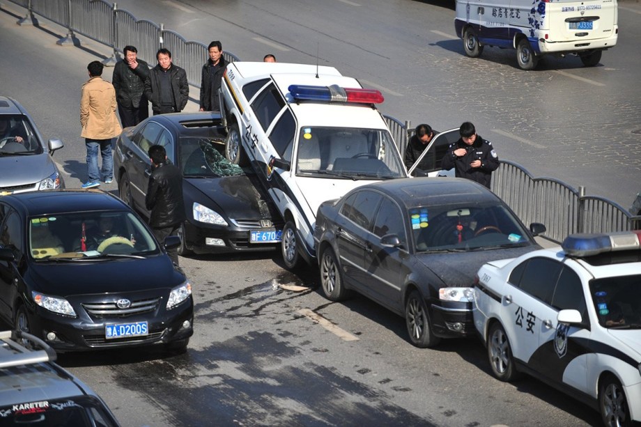 郑州发生五车连环相撞事故 两警车追尾