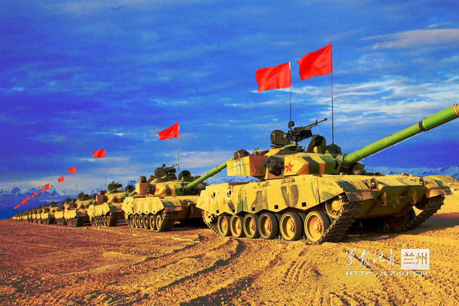 罕见大场面:96式坦克群一字摆阵逞雄风