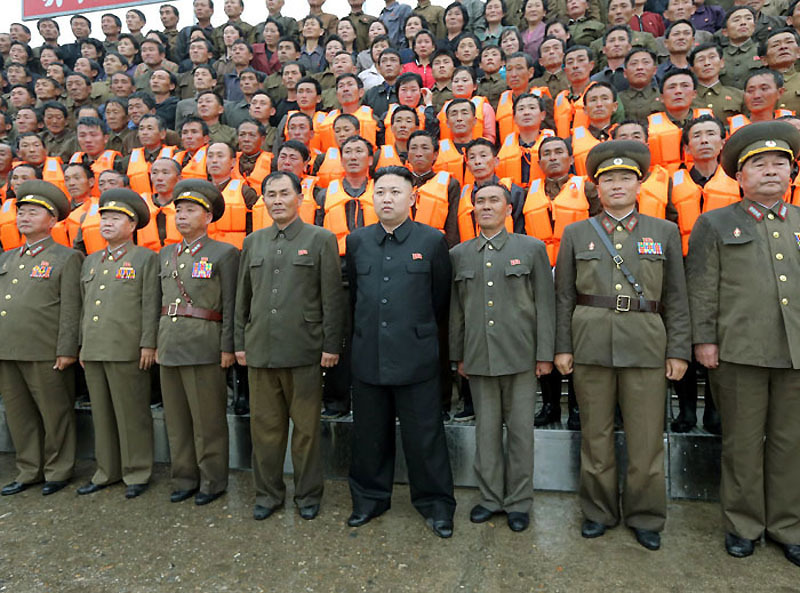 金正恩冒雨視察朝鮮人民軍第313部隊水產事業所