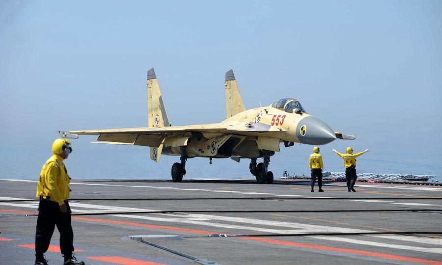 歼-15首次驻舰 从辽宁舰起降照片曝光