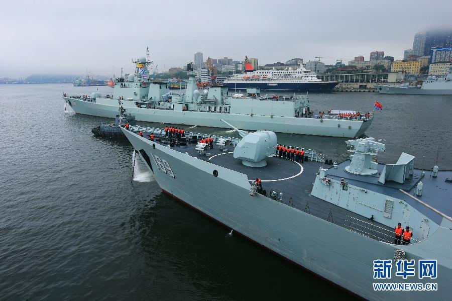 实兵演习的中国海军7艘军舰依次驶离俄罗斯符拉迪沃斯托克金角湾码头