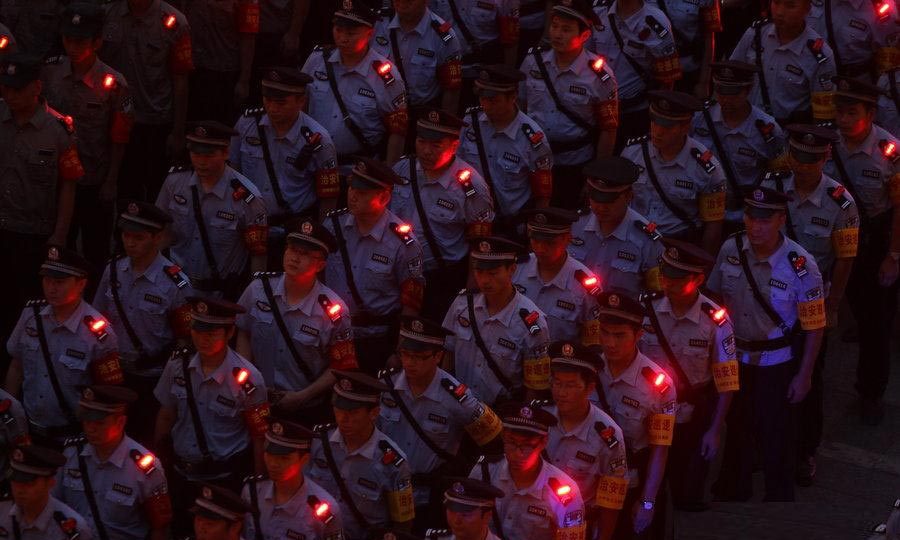 亮相沙坪坝,每晚上千夜巡队员配备,几百米外也能看见,市民说看见警灯